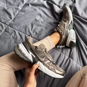 نایک وی تو کی قهوه‌ ای | Nike V2K Run Brown